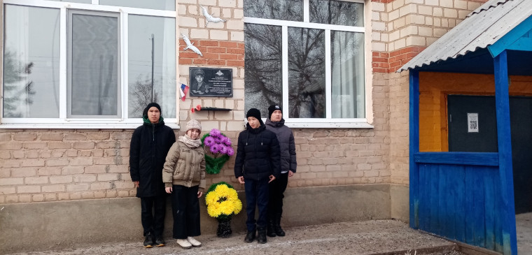 Возложение венка к мемориалу.